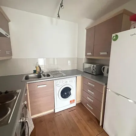 1-bed Flat Near Broad St, Nia And Mailbox Apartment *